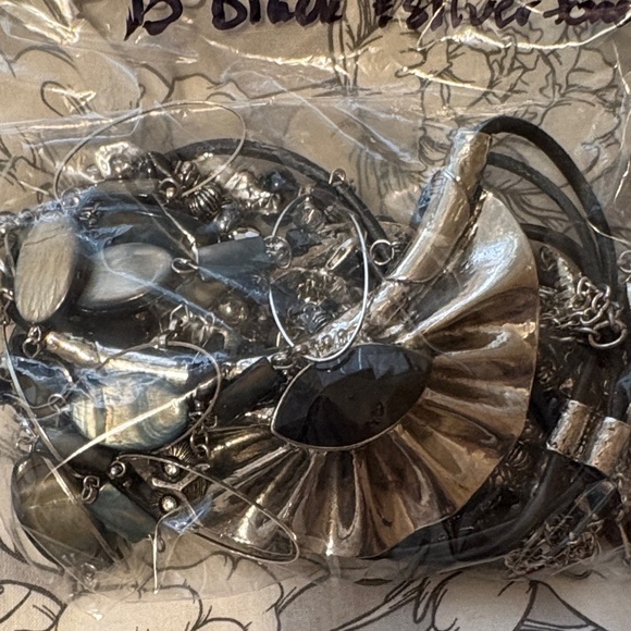 1 pound (20 pieces) Silver and Black Women's Accessory Set - Picture 2 of 5